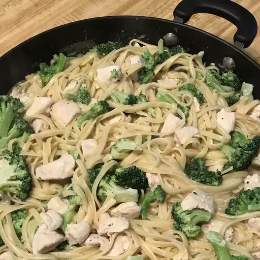 Easy Creamy Chicken and Broccoli Alfredo